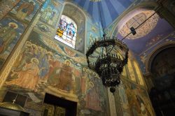 Interno della cattedrale della Dormizione di Maria a Varna, Bulgaria: la chiesa è impreziosita da affreschi e vetrate istoriate - © Kiril Todorov / Shutterstock.com