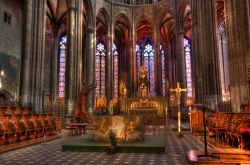 Interno della cattedrale di Clermont-Ferrand, Francia. L'edificio gotico è monumento nazionale francese.

