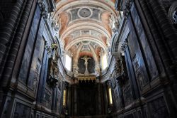 Interno della cattedrale di Evora, Portogallo. Gli splendidi affreschi che decorono la volta della chiesa rischiarono anche i materiali granitici scuri usati per la costruzione delle pareti.

 ...
