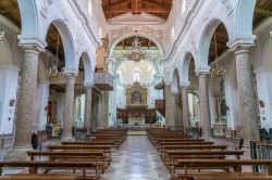 Interno della cattedrale di Forza d'Agrò, provincia di Messina (Sicilia): l'edificio si presenta a tre navate su colonne e pilastri con il tetto a capriate in legno - © Stefano_Valeri ...