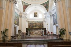 Interno della Cattedrale di Manfredonia, la navata principale  - © Mi.Ti. / Shutterstock.com