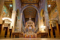 Interno della cattedrale di Pécs, Ungheria. Suggestive le decorazioni con toni ramati e dorati che si possono ammirare su soffitti e pareti.



