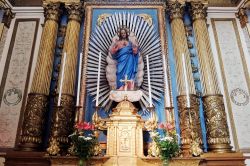 Interno della cattedrale di Pennabilli, Emilia Romagna. La statua del Cristo, fra quattro colonne dorate, è una delle opere d'arte più prestigiose che si possono ammirare in ...