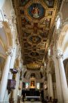 Interno della cattedrale di Recanati, Marche. Il soffitto a cassettoni in legno è una vera meraviglia. Dedicata a San Flaviano, la chiesa ospita il sarcofago di papa Gregorio XII°.



 ...