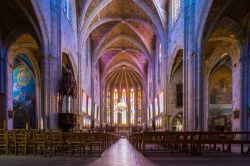 Interno della cattedrale di Saint Fulcran a Lodeve, Occitania, Francia. Tipico esempio di architettura gotica locale, questa chiesa è monumento storico dal 1840 - © FredP / Shutterstock.com ...
