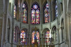 Interno della cattedrale di San Giovanni a Besancon, Francia: le vetrate colorate e istoriate - © Denis Costille / Shutterstock.com