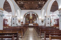 Interno della cattedrale di San Isidoro a Holguin, Cuba. Inaugurata come chiesa parrocchiale tra il 1818 e il 1820, l'attuale cattedrale dedicata a San Isidoro si presenta con una pianta ...