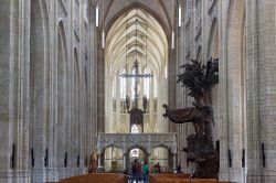 Interno della cattedrale di San Pietro a Leuven, Belgio. All'interno sono custodite preziose opere d'arte fra cui capolavori di Dirk Bouts - © Alexey Pevnev / Shutterstock.com
