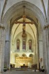 Interno della cattedrale di San Pietro a Osnabruck, Germania. L'altare maggiore con il grande crocifisso, le icone e le finestre affrescate - © Alizada Studios / Shutterstock.com