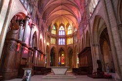 Interno della cattedrale di San Quirico e Santa Giulitta a Nevers, Francia: monumento storico dal 1862, accoglie al suo interno le spoglie di alcuni componenti della famiglia Gonzaga-Nevers ...