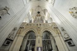Interno della cattedrale di San Rombaldo a Mechelen, Belgio. Questo edificio è stato consacrato nel 1312 - © 222085246 / Shutterstock.com