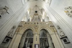 Interno della cattedrale di San Rombaldo a Mechelen, Belgio. Questo edificio è stato consacrato nel 1312 - © 222085246 / Shutterstock.com