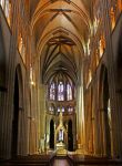 Interno della cattedrale di Santa Maria a Bayonne (Francia): l'alta navata con le vetrate colorate. 
