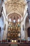 Interno della cattedrale di Santa Maria Assunta a Calahorra, Spagna: la navata centrale con la sontuosa pala d'altare decorata.
