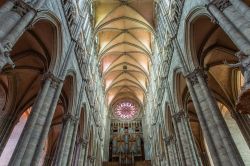 Interno della cattedrale gotica di Amiens, Francia. L'altezza delle navate raggiunge i 42,30 metri mentre la pianta della chiesa si estende per 133,50 metri in lunghezza e 65,25 in larghezza ...