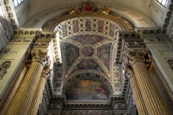 Interno della Cattedrale Metropolitana di Bologna, dedicata a San Pietro. Si trova in via Indipendenza - © LIeLO / Shutterstock.com