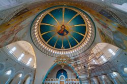 Interno della cattedrale ortodossa della Resurrezione di Cristo a Tirana, Albania. Nel 2011, dopo dieci anni di lavori, è stata completata la chiesa attuale situata a poca distanza da ...