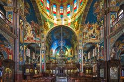 Interno della cattedrale Panagia Katholiki a Limassol, Cipro. Affreschi e dipinti dai colori vivaci impreziosiscono la cattedrale cittadina; di prestigio è anche il grande lampadario ...
