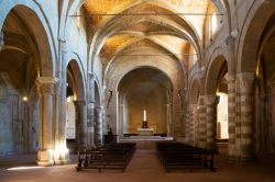 Interno della Cattedrale romanica di Sovana, Maremma Toscana, Italia - © spatuletail / Shutterstock