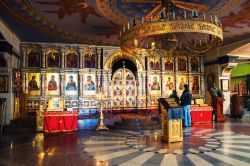 Interno della Cattedrale sul Sangue di Ekaterinburg, Russia. Fedeli all'altare. E' stata costruita fra il 2000 e il 2003 sul luogo dove l'imperatore Nicola II° di Russia e la ...