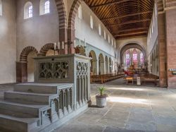 Interno della chiesa abbaziale dei santi Maria e Marco sull'isola di Reichenau, Germania. La chiesa presenta una particolare pianta a tre navate con doppio transetto e un'abside a ciascuna ...