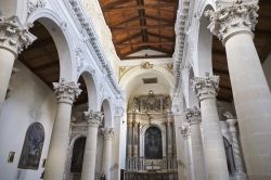 Interno della chiesa barocca di santa Maria dell'Itria a Ragusa Ibla, Sicilia, Italia. Soffitto ligneo e capitelli finemente lavorati impreziosiscono la navata centrale di questo edificio ...