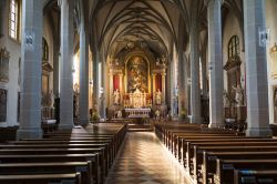 Interno della chiesa dei santi Filippo e Giacomo a Altotting, Germania: la bella navata centrale con le alte colonne - © RockerStocker / Shutterstock.com