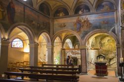 Interno della chiesa del monstero di Leggiuno, l'Eremo di Santa Caterina del Sasso, Lago Maggiore - © Joaquin Ossorio Castillo / Shutterstock.com