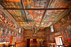 Interno della chiesa di Aghios Athanasios nella città vecchia di Preveza, Grecia. Fra i monumenti di culto da visitare durante un soggiorno in questa località turistica dell'Epiro ...