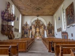 Interno della chiesa di Maria in der Tanne a Triberg, Germania, con pulpito e altare finemente decorati - © jeafish Ping / Shutterstock.com