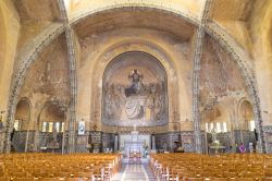 Interno della Chiesa di Saint Julien Church a Domfront, Francia (Normandia). - © HUANG Zheng / Shutterstock.com