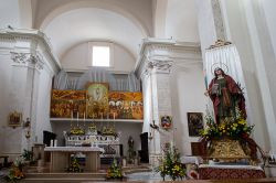 L'interno della chiesa di San Francesco a Popoli, Abruzzo. Questo edificio religioso, che risale al XV° secolo, si presenta con pianta rettangolare a navata unica - © TTL media ...
