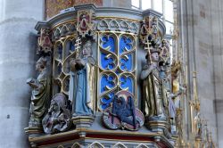 Interno della chiesa di San Giorgio a Dinkelsbuhl, Baviera. Si tratta di un capolavoro di arte gotica del tardo XV° secolo realizzato da Nikolaus Eseler - © Angelina Dimitrova / Shutterstock.com ...