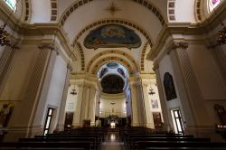 Interno della chiesa di San Martino a Peschiera del Garda, Veneto. Si trova nel centro storico del paese ed è considerata una delle più antiche della diocesi di Verona - © ...