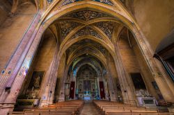 L'interno della chiesa di San Michele a Cordes-sur-Ciel, Francia. Di particolare pregio sono le decorazioni della volte a crociera di questo edificio di culto.


