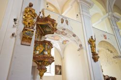 Interno della chiesa di San Nicola a Judenburg, Austria: ospita statue degli apostoli in stile barocco e un prezioso pulpito - © Timelynx / Shutterstock.com