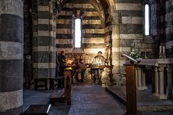 L'interno della chiesa di San Pietro a Porto Venere, La Spezia, Liguria. La decorazione a fasce bianche e nere risale probabilmente al XIII° secolo - © iryna1 / Shutterstock.com ...