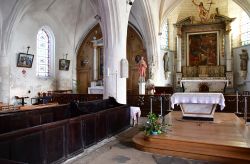 L'interno della chiesa di Santo Stefano a Ars-en-Ré, Ile-de-Ré, Francia. Di grande pregio il coro gotico e le volte bombate in stile angioino - © Pack-Shot / Shutterstock.com ...