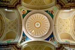 Interno della Chiesa Madre di Locrotondo in Puglia - © Philip Reeve / Shutterstock.com