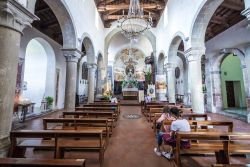 Interno della Chiesa Madre di Savoca, utilizzata per alcune scene de il film Il Padrino - © Fotokon / Shutterstock.com