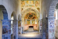 Interno della chiesa medievale intitolata ai Santi Pietro e Paolo a Biasca in Svizzera - © Stefano Ember / Shutterstock.com