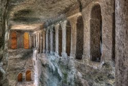 Interno della chiesa trogloditica di Aubeterre-sur-Dronne, Charente, Francia. Scavata dai monaci benedettini nella roccia nel XII° secolo, è la più grande chiesa sotterranea ...