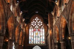 Interno della chiesta medievale di San Martino sul Bullring a Birmingham, Inghilterra. Ad impreziosire questo edificio religioso è una maestosa e austera architettura affiancata da splendide ...