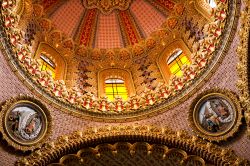 Interno della cupola del santuario de Guadalupe a Morelia, Messico. Decorato con dettagli barocchi, questo luogo di culto sembra quasi un tempio hindu per via del tripudio di colori con cui ...