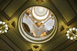 Interno della cupola dorata del Campidoglio di Hartford, Connecticut (USA).



