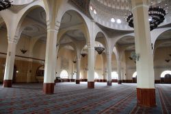 L'interno della Gaddafi Mosque a Kampala, Uganda. La sua costruzione è stata resa possibile grazie ai fondi donati da Gheddafi.
