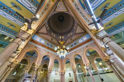 Interno della Grande Moschea di Jumeirah a Dubai, UAE. L'edificio ha una grande cupola centrale incorniciata da due minareti gemelli - © Francesco Dazzi / Shutterstock.com