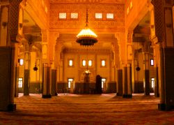 Interno della Grande Moschea di Niamey, Niger. E' stata costruita con il denaro donato dal governo libico di Gheddafi - © Homo Cosmicos / Shutterstock.com