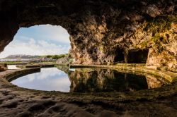 Interno della Grotta di Tiberio e le rovine della Villa Romana a Sperlonga nel Lazio - © Stefano_Valeri / Shutterstock.com