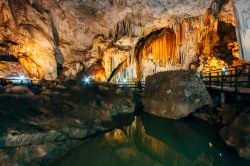 Interno della grotta Diamond Cave a Phra Nang, Railay Island, Krabi, Thailandia.
